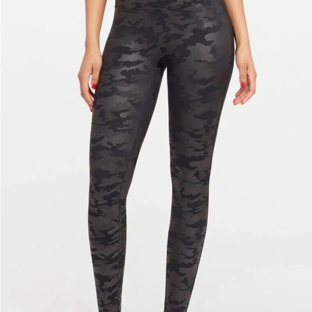 NWT Spanx Look at Me Now Seamless High Waist Shaping
Leggings Black Camo M 68